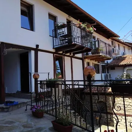 за гости елеганс Szálloda