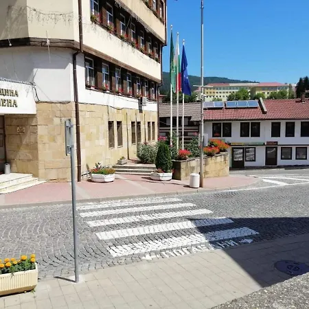 за гости елеганс Szálloda 2*